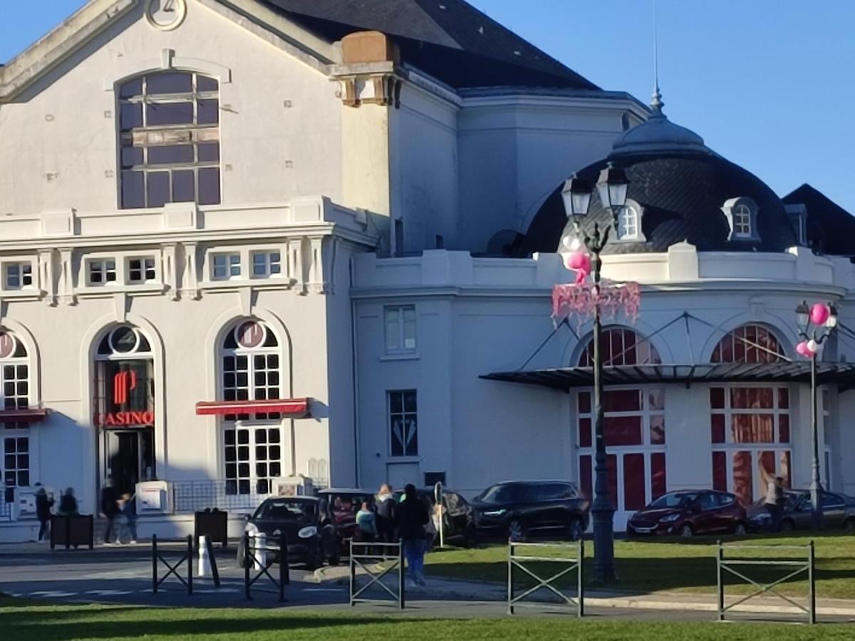 Un Nid D ' Amour Cabourg Extérieur photo